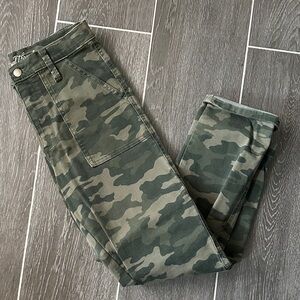 Universal Thread Green Camouflage High Rise Straight Leg Pants sz 2/26